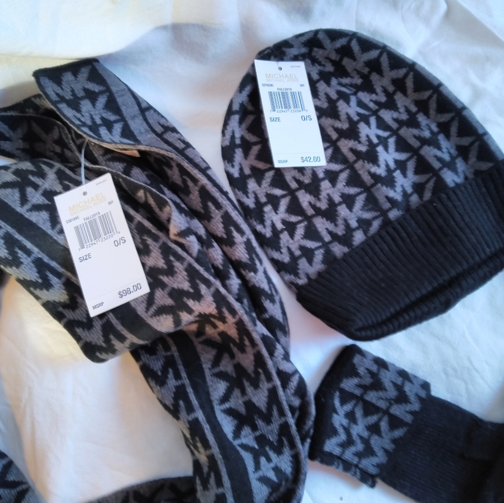 Michael Kors winter hat gloves and scarf set - Picture 8 of 8